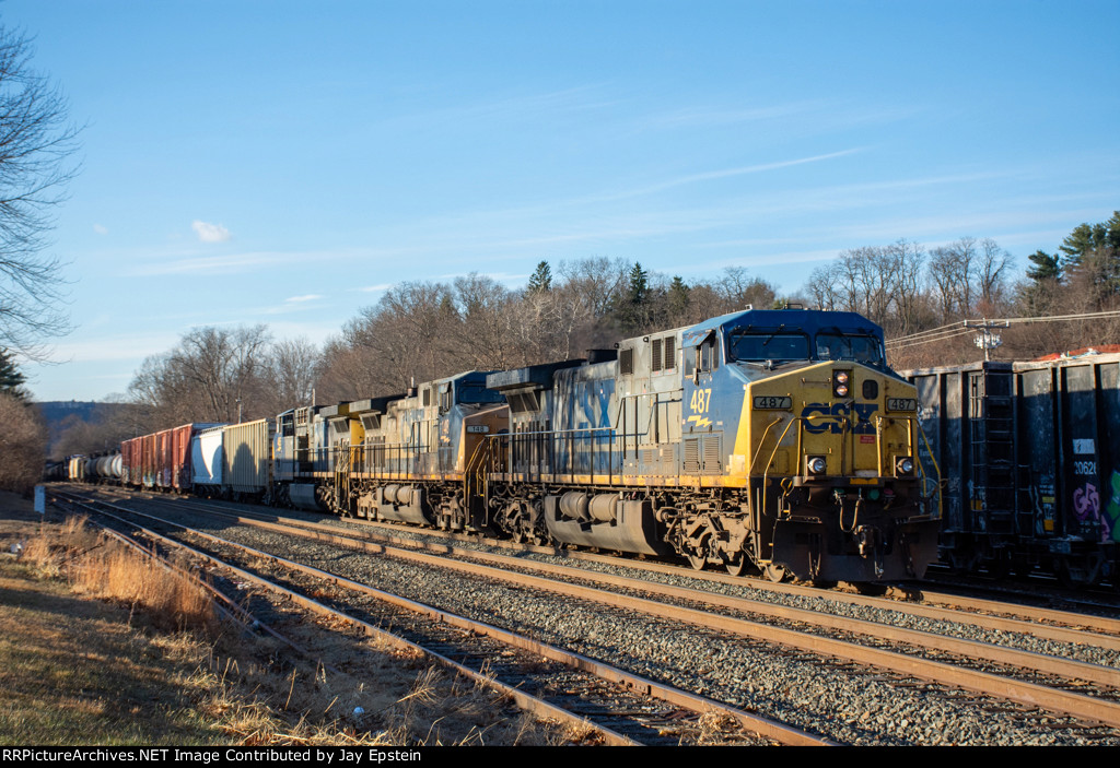 M426 drifts down the siding at Palmer